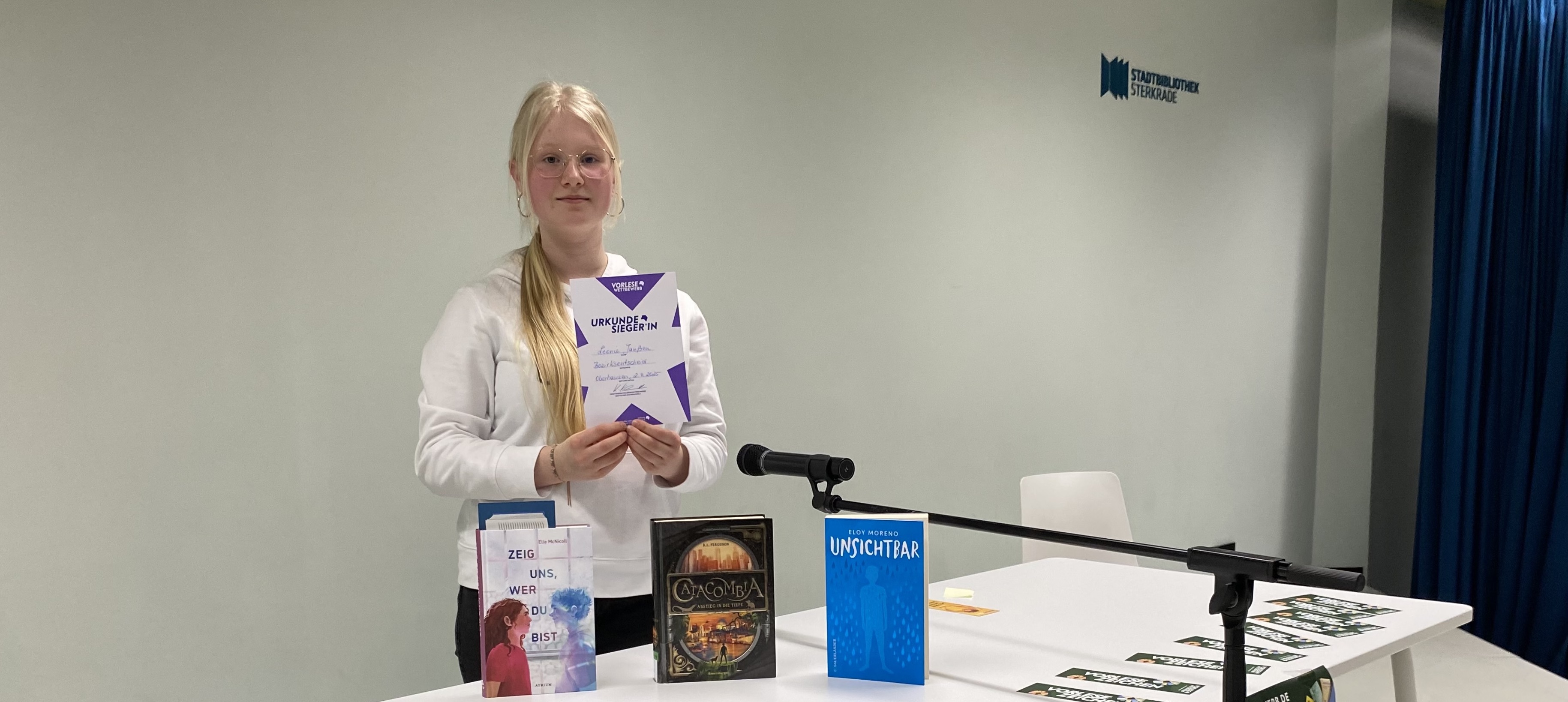 Leonie Janßen (6b) gewinnt den Bezirksentscheid des Vorlesewettbewerbs